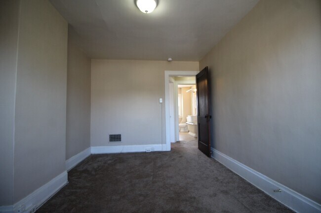 Building Photo - 2 bedroom town-home in Milo-Grogan Neighbo...