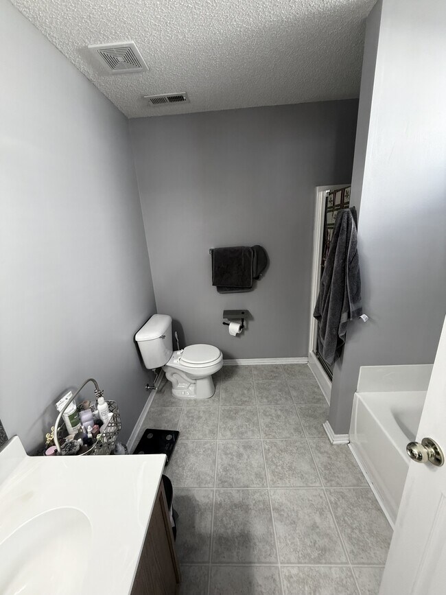 Building Photo - 170 Bellegrove Dr