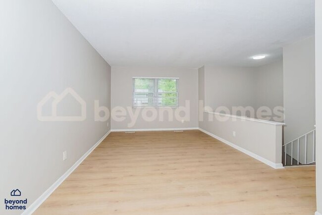 Building Photo - Stunning 4 Bedroom 2 Bathroom Home - Looki...