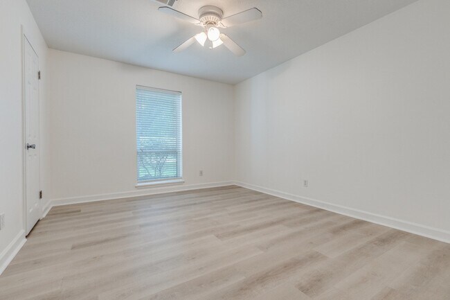 Building Photo - 6903 Alderney Dr
