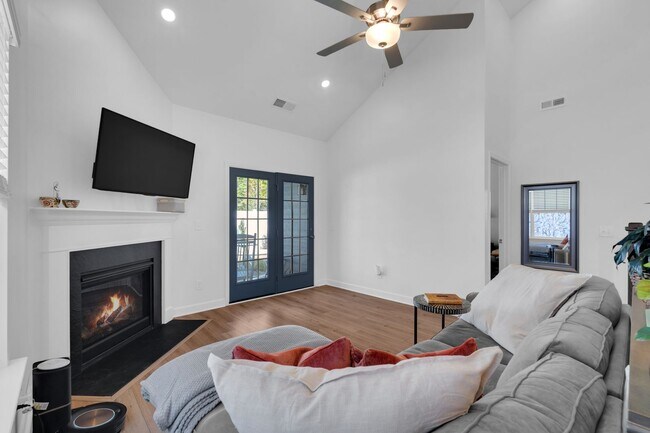 Building Photo - Beautiful Fully Furnished.