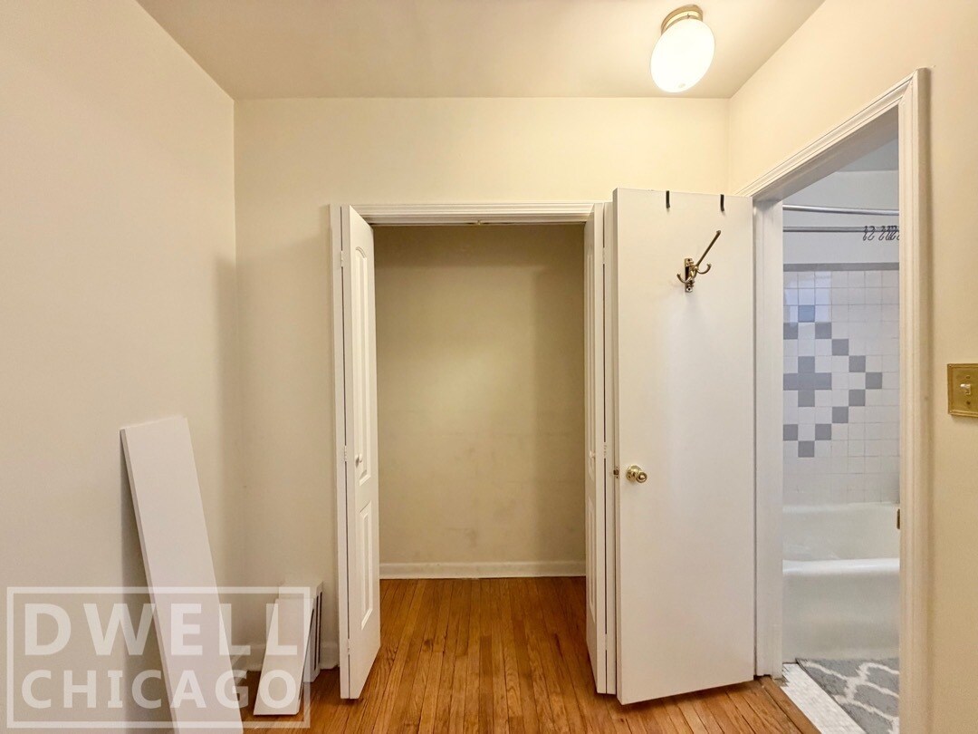 Building Photo - 3350 N Marshfield Ave