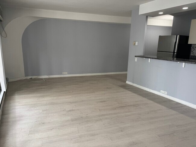 Building Photo - 300 N State St