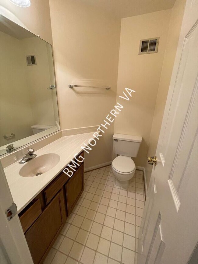 Building Photo - 2105 Kings Garden Way