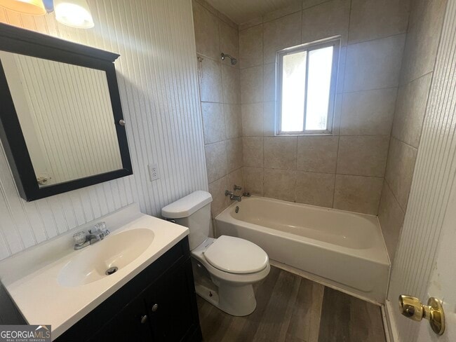 Building Photo - 2 7th St