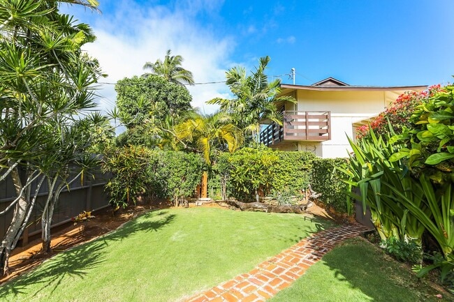 Building Photo - Kahala Avenue Beachside -  1 minute walk to beach  Recently remodeled w/fenced yard. 1 bdrm, 1 ba...