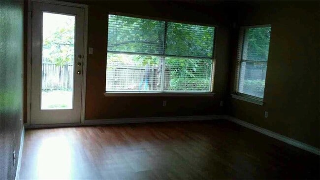Building Photo - 2109 Lobelia Dr