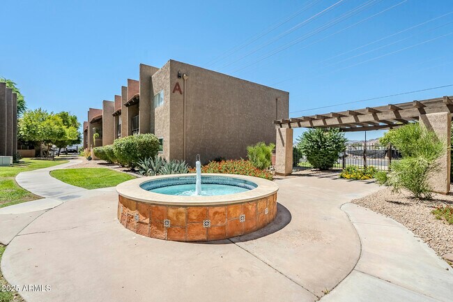 Building Photo - 5525 E Thomas Rd