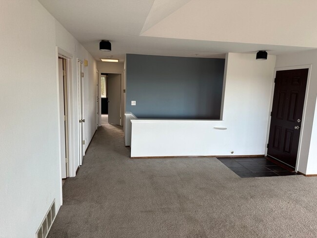 Building Photo - Amazing 2BR/2BA Townhome w/ Parking, In-Un...
