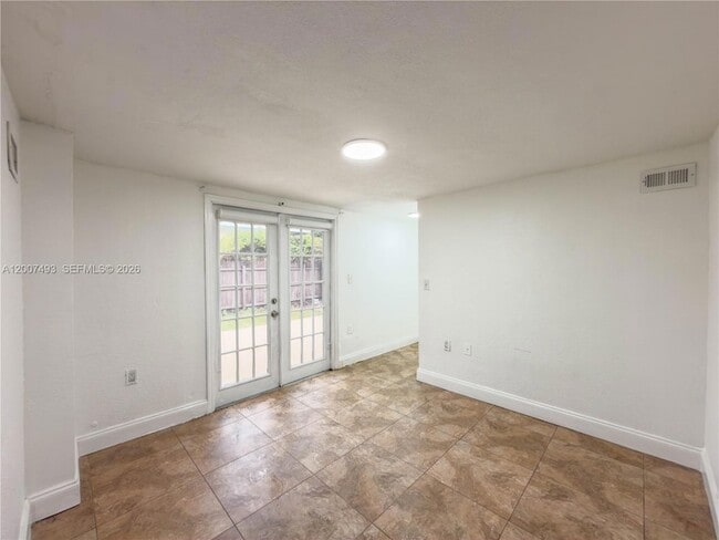 Building Photo - 410 Pinecrest Dr