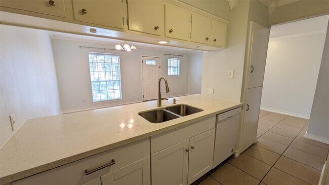 Building Photo - 44 W Tri Oaks Ln