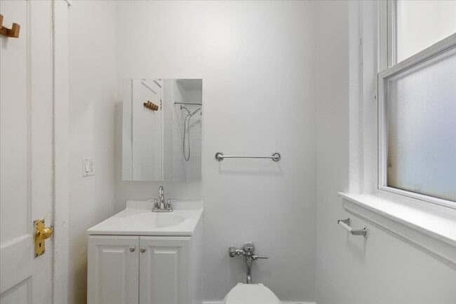 Building Photo - 3727 N Pine Grove Ave