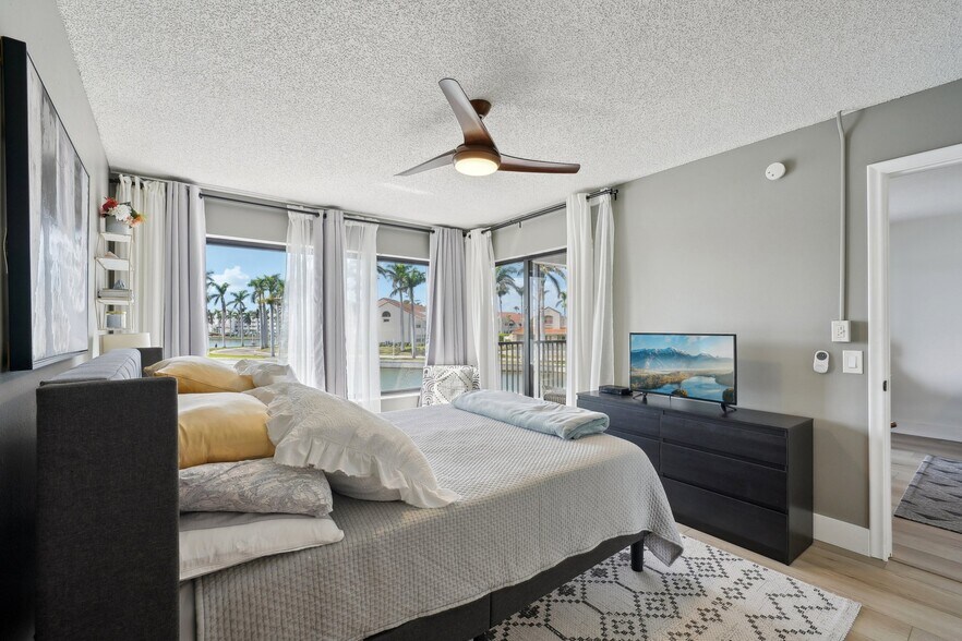 Building Photo - 6277 Bahia del Mar Blvd