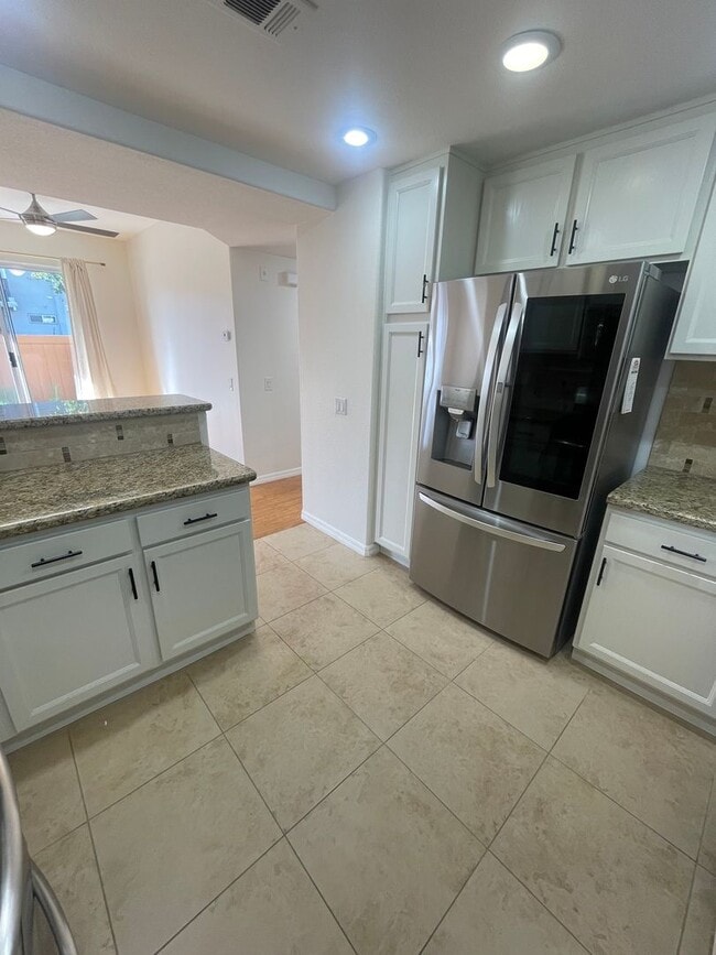 Building Photo - Very Spacious 1 Bed, 1 Bath Condo in Mission Viejo For Rent-In Unit Laundry and Attached Garage