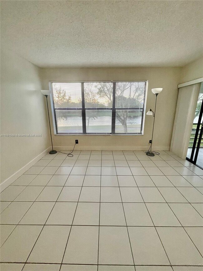 Building Photo - 2322 S Cypress Bend Dr