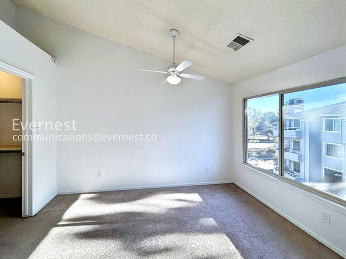 Building Photo - 3700 Iguana Dr