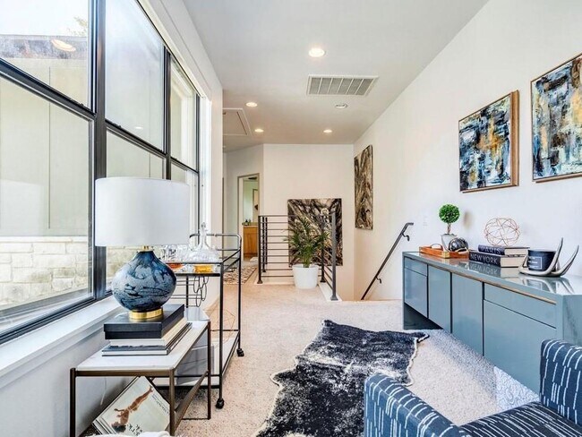 Building Photo - 1502 Barton Hills Dr