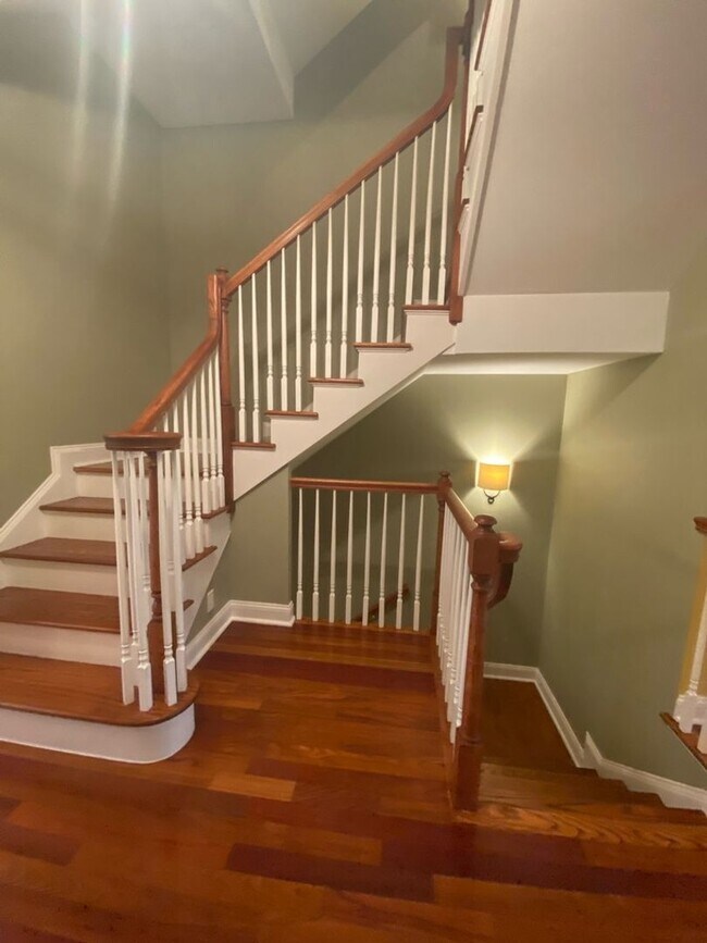 Building Photo - Spacious Townhouse Steps from Tarrytown Wa...