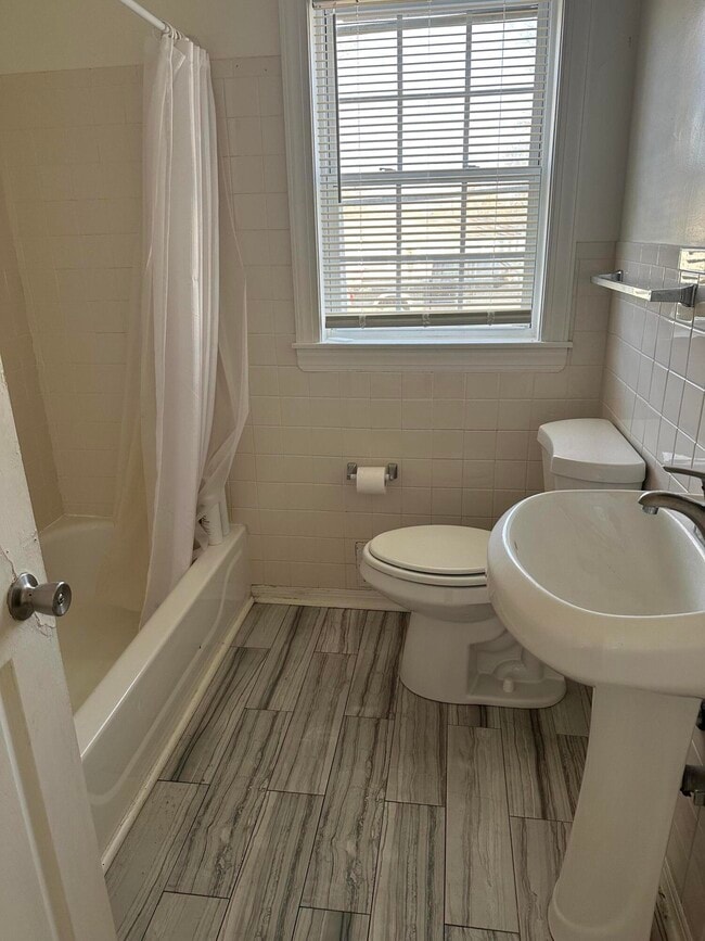 Building Photo - 610 Kent Dr