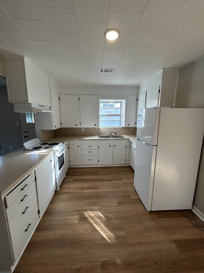 Building Photo - 815 W Main St