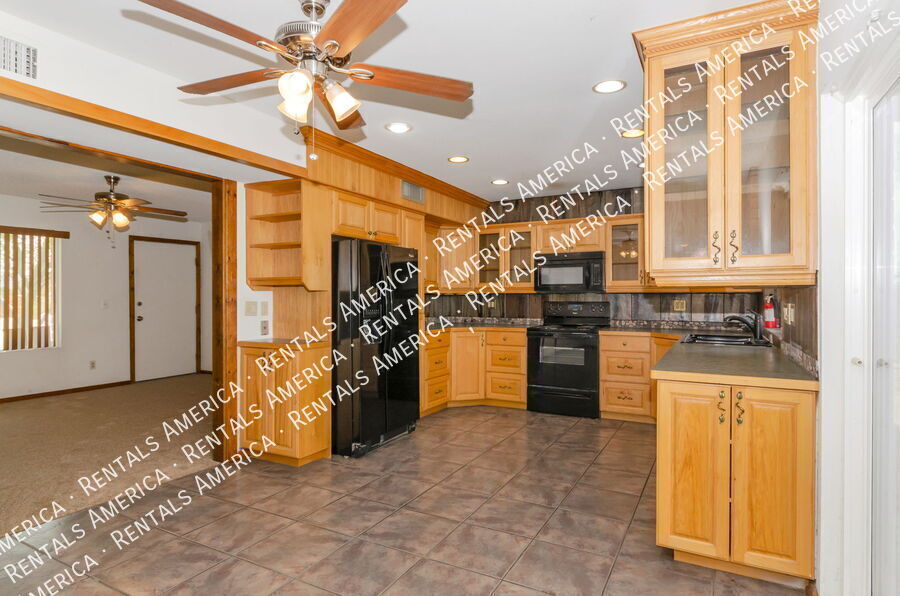 Building Photo - 7868 N Soledad Ave