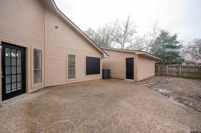 Building Photo - 5819 Hollytree Dr