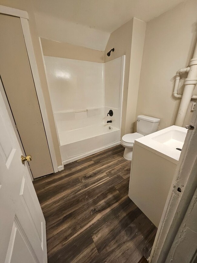 Building Photo - 4 bedroom townhouse style unit on west side