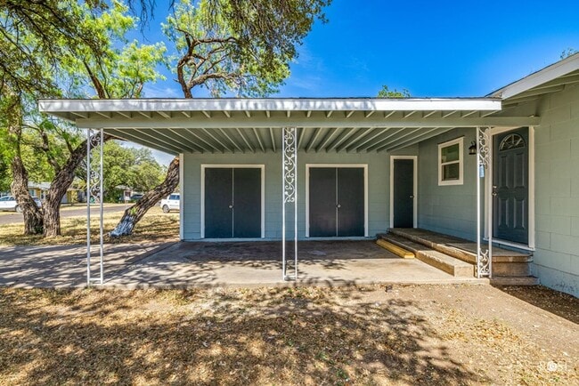 Building Photo - NOW AVAILABLE - 3 Bedroom Home in College ...