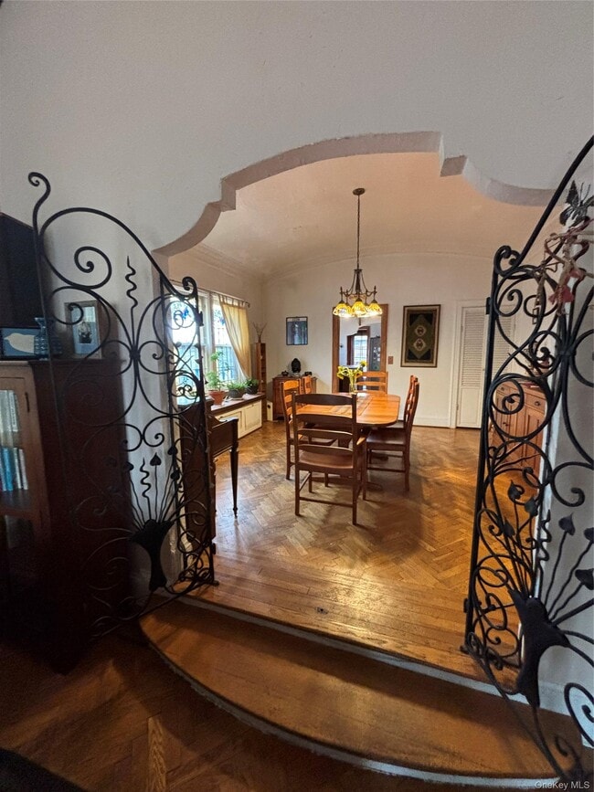 Building Photo - 329 E Chester St