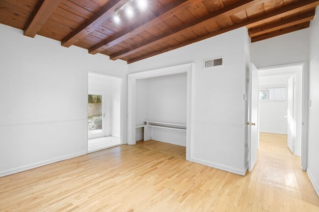 Building Photo - 15826 Magnolia Blvd