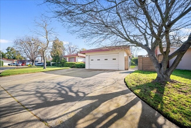 Building Photo - 2549 Notre Dame Dr