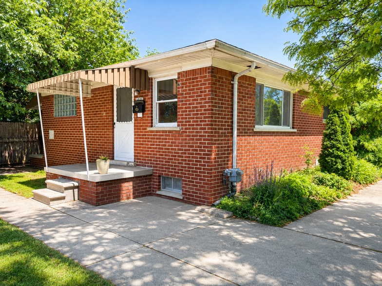 Private Entrance - 3807 Rochester Rd