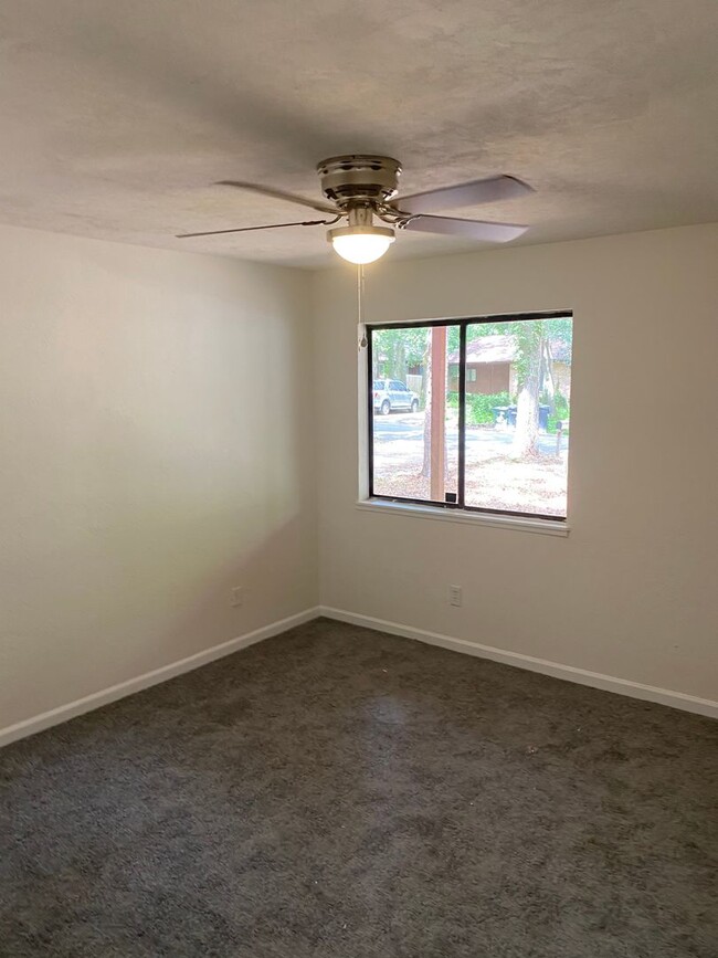 Building Photo - Recently Remodeled 2 Bedroom 1 Bathroom Du...