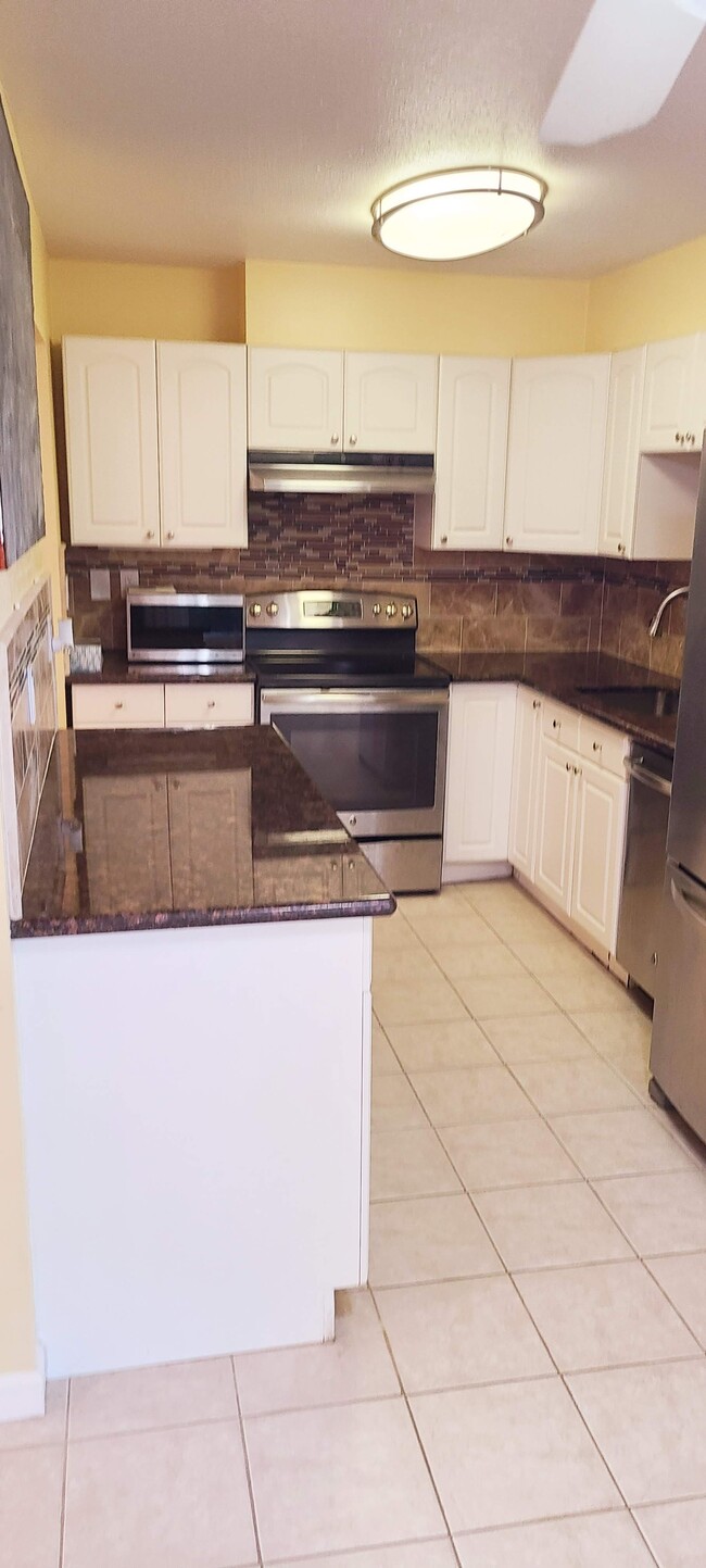 Kitchen with lots of cabinets! - 466 Crescent St