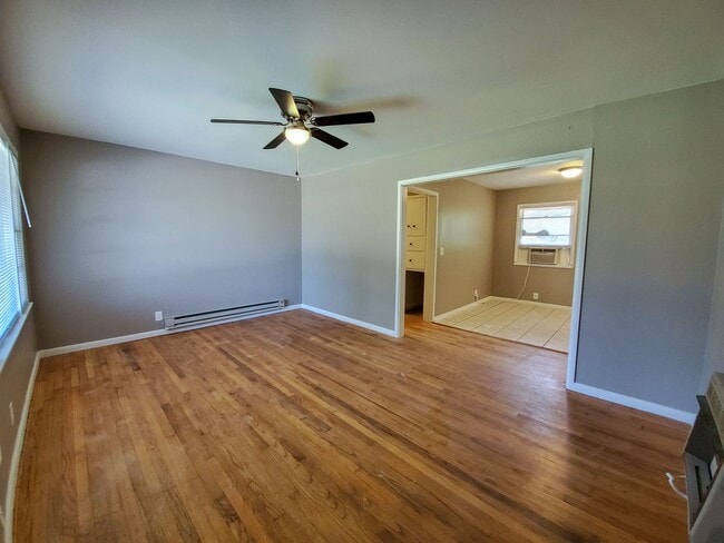 Building Photo - 2 bedroom 1 bath bungalow in Shawnee.