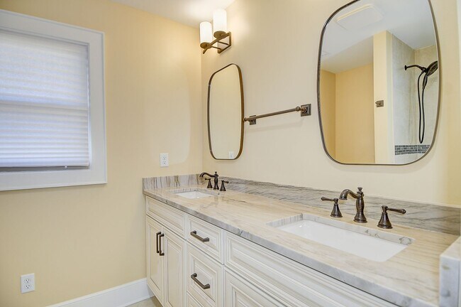 Building Photo - FOR RENT VIRGINIA BEACH