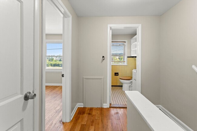 Building Photo - Beautiful updated townhome