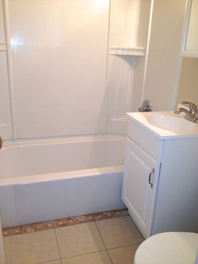 Building Photo - One Bedroom First Floor  Apartment in a 4 unit Building