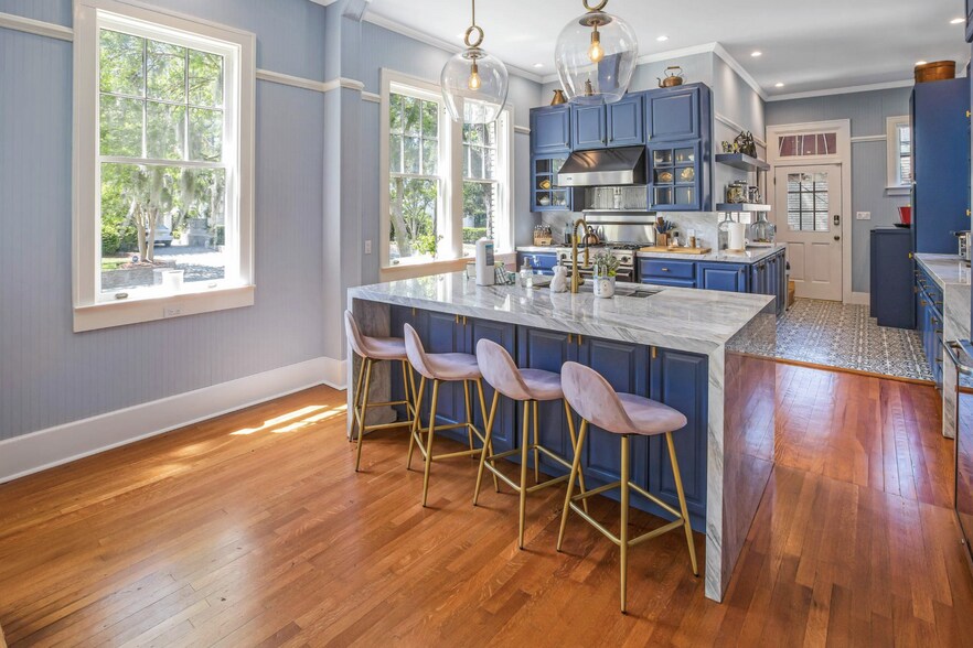 Building Photo - 624 E Victory Dr