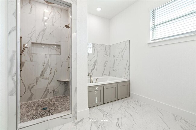 Building Photo - 7004 SW Orange Ave