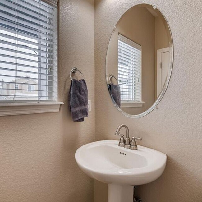 Building Photo - Wonderful Newer Home