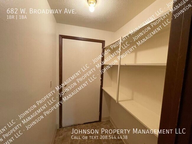 Building Photo - 682 W Broadway Ave
