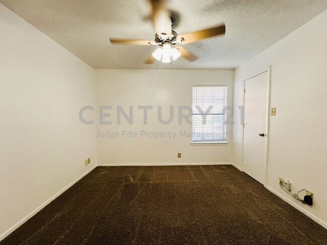 Building Photo - 929 W Hickory St