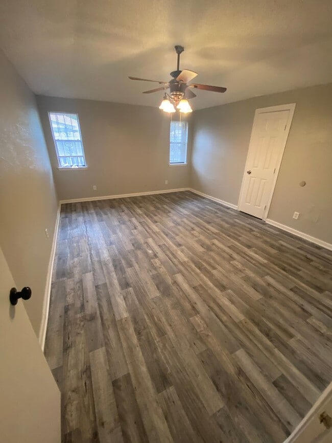 Building Photo - Blend of comfort and convenience