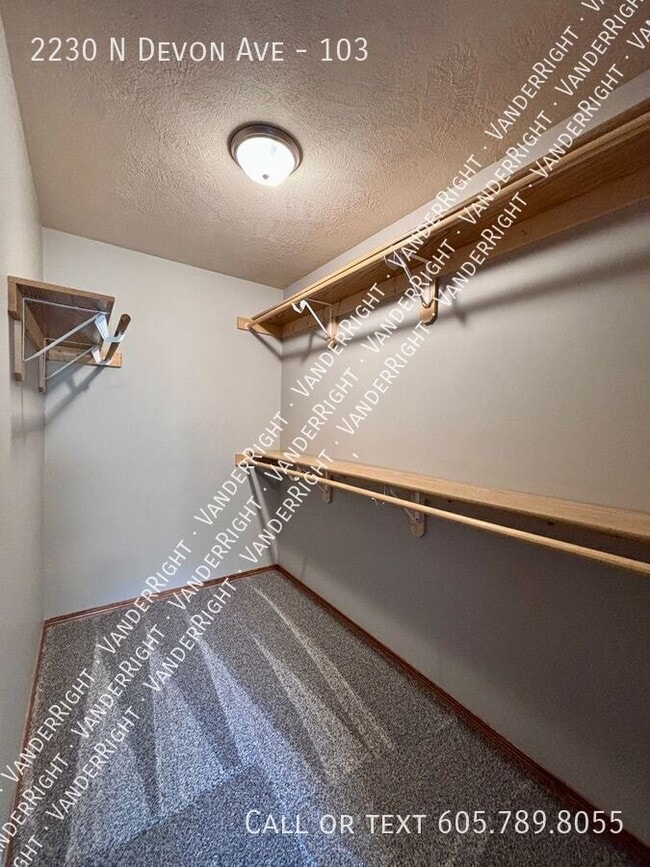 Building Photo - 2230 Devon Ave