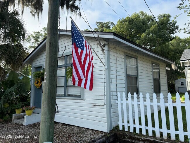 Building Photo - 509 Live Oak St