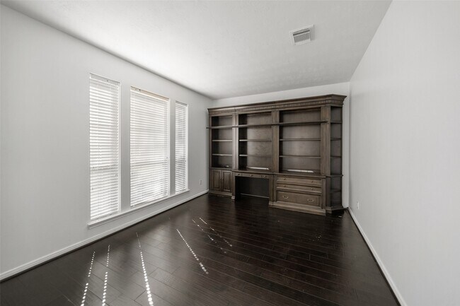 Building Photo - 1922 Lake Grayson Dr