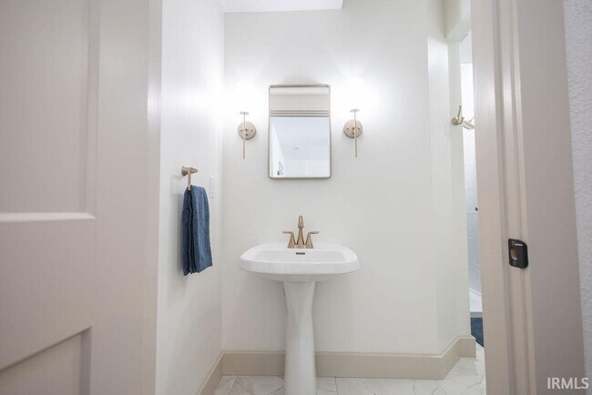 Building Photo - 1122 S Fess Ave