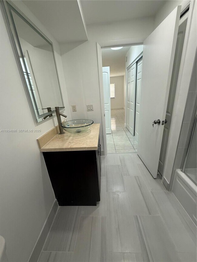 Building Photo - 210 Lakeview Dr