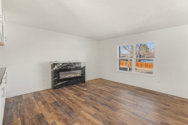 Building Photo - 6538 W Kenyon Ave